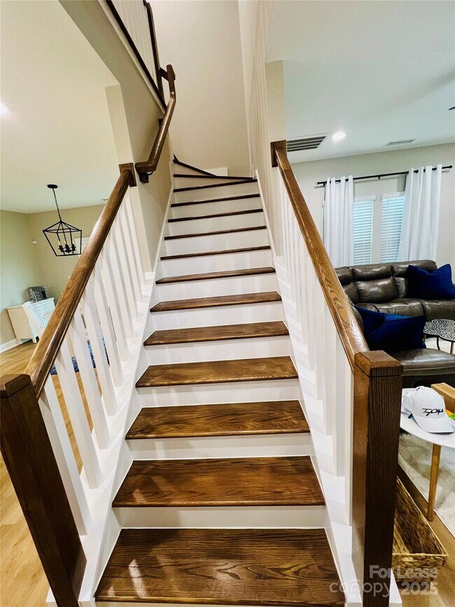 Building Photo - 571 Reid St