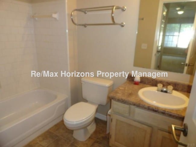 Building Photo - Nicely updated 2/2 home.