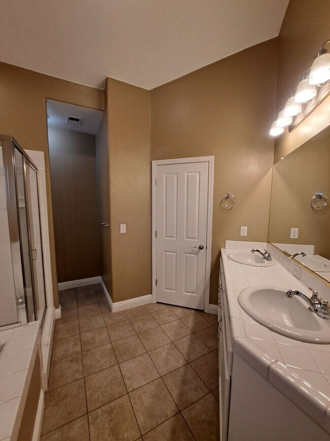 Building Photo - Gorgeous Fresno Residence with Premium Fin...