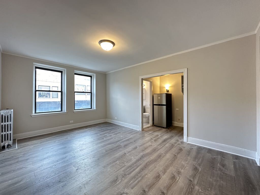 Building Photo - 3335 W Diversey Ave
