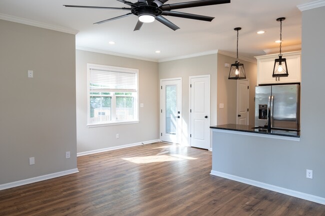 Building Photo - 308 Eastwood Dr