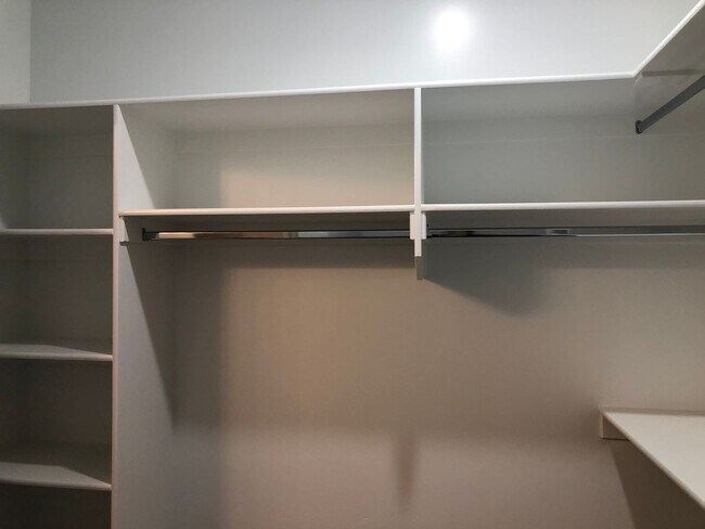 Building Photo - 4 Bedroom 2.5 Bathroom Townhome