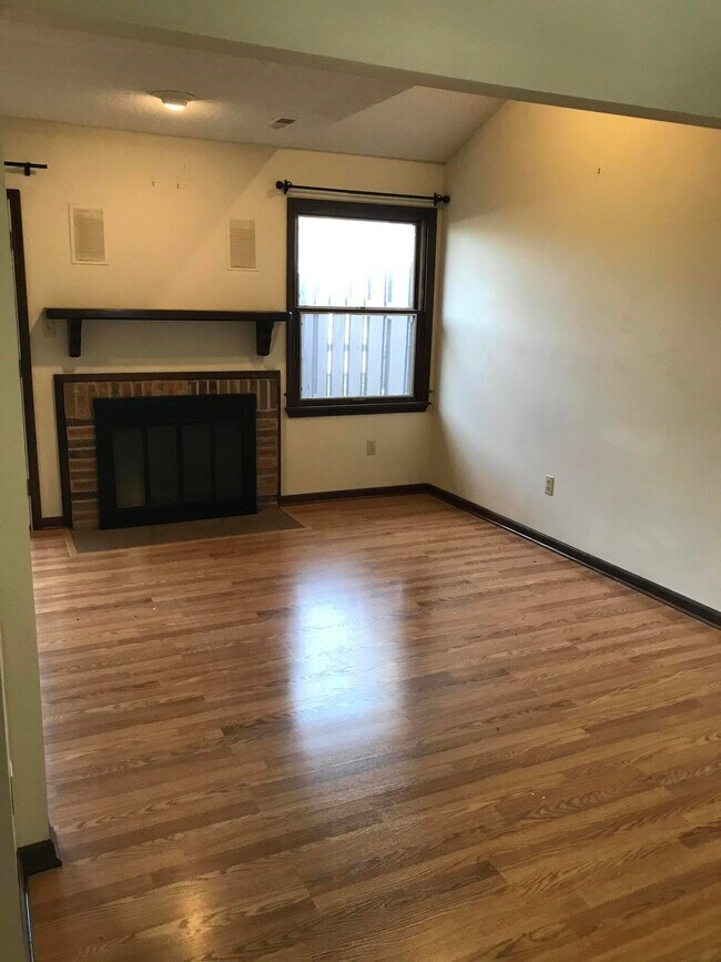 Building Photo - 2208 Bushnell Dr