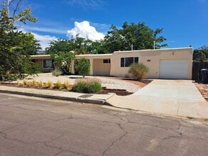 Building Photo - 3 BED 2 BATH SINGLE FAMILY HOME IN *CONVENIENTLY* LOCATED ALBUQUERQUE NEIGHBORHOOD!