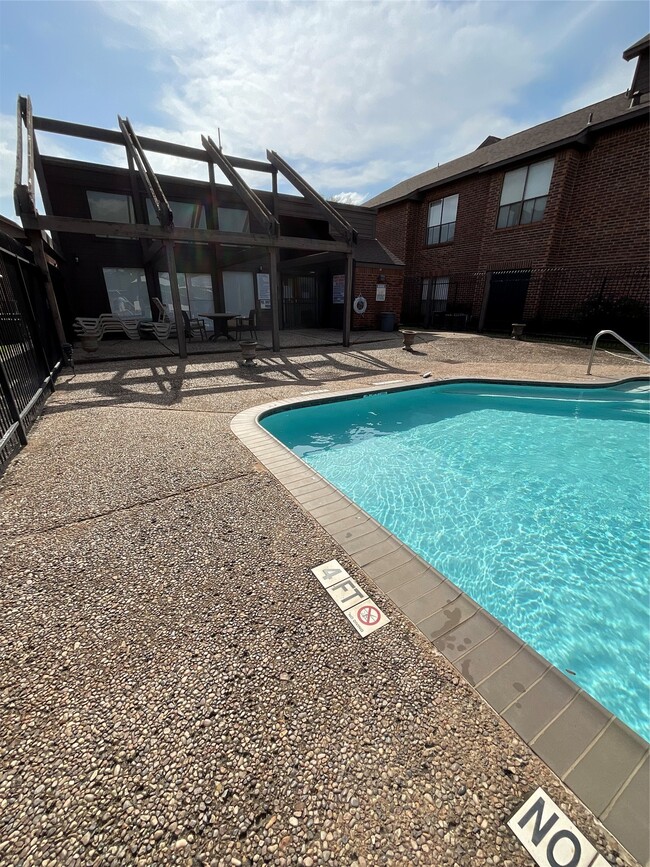 Building Photo - 3100 Walnut Bend Ln