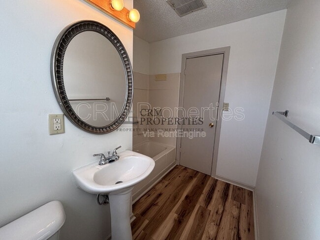 Building Photo - 1008 E Fischer St