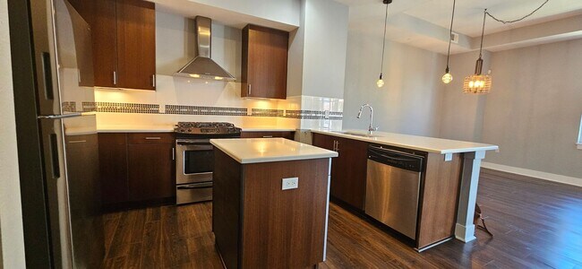 Building Photo - Congress Park High Rise Living! Huge Main Floor 2 Bed 2 Bath