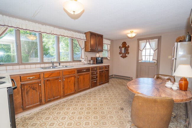 Building Photo - 137A Kingstown Rd