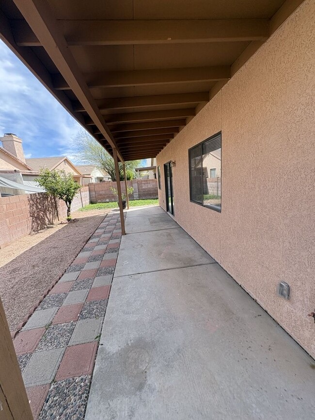 Building Photo - Rita Ranch Vail School District Single story home