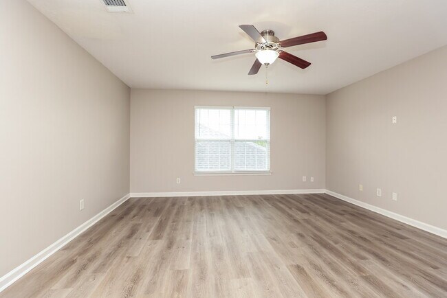 Building Photo - 329 Sarna Dr