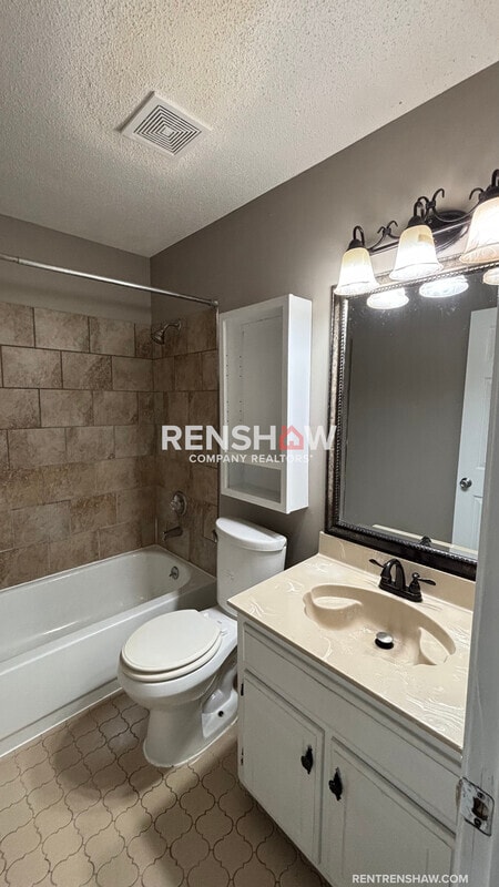 Building Photo - 2112 Pillsbury Pl