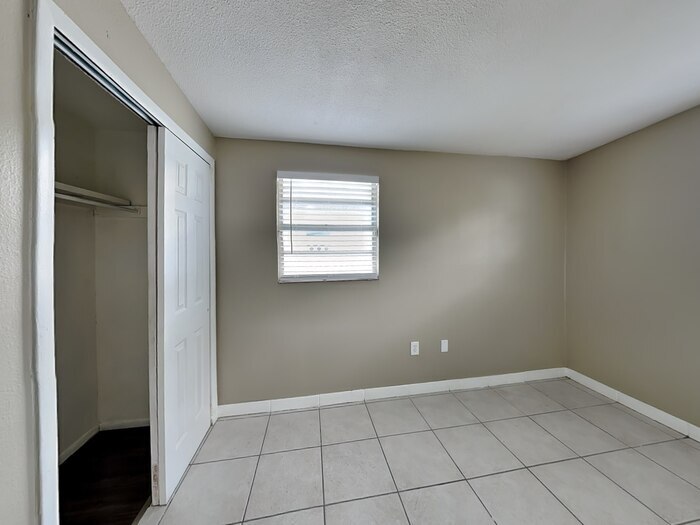 Building Photo - 2514 10th Ave Dr E