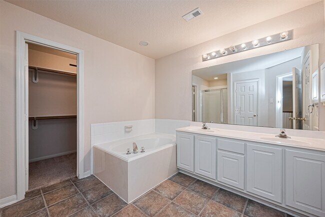 Building Photo - 18 W Greenhill Terrace Pl