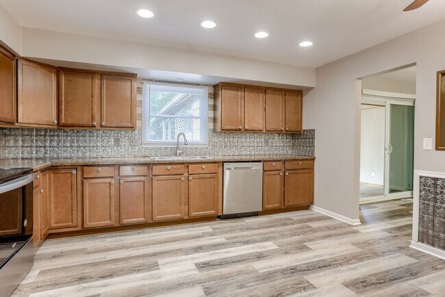 Building Photo - Spacious Split Entry with 2-Car Garage & Finished Basement!!