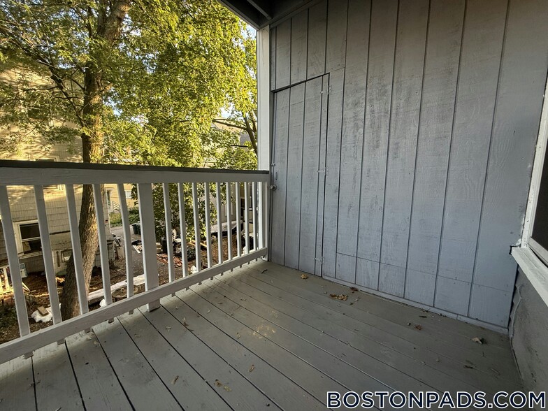 Building Photo - 64 Pleasant St