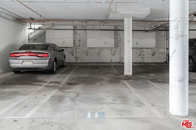 Building Photo - 610 Venice Way