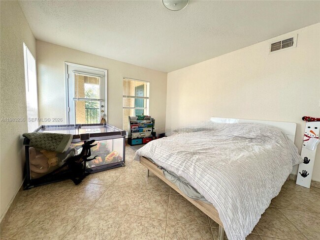 Building Photo - 977 Riverside Dr