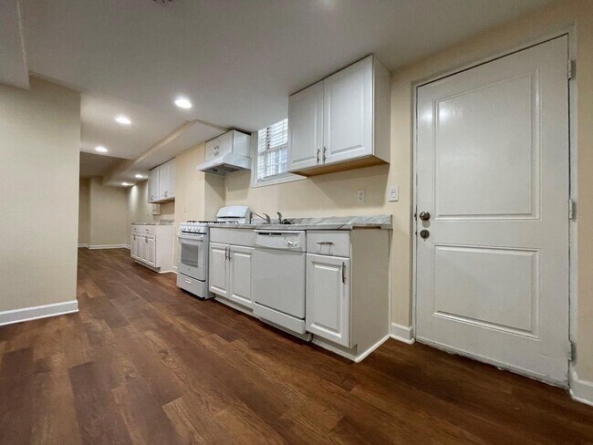 Building Photo - 2106 Pawnee Dr SE