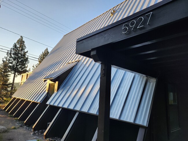 Building Photo - 15927 S Shore Dr