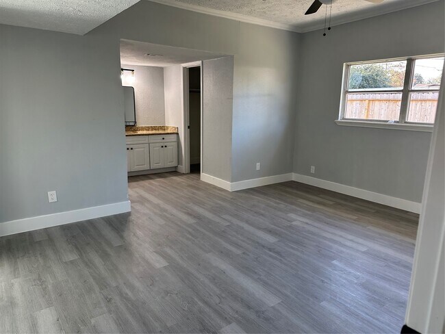 Building Photo - 5005 Tamarach Dr