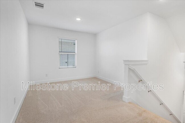 Building Photo - 820 Sunflower Trl