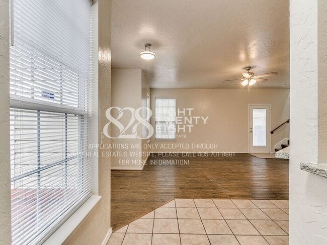 Building Photo - *AVAILABLE NOW!* Spacious 3 Bed/2.5 Bath Duplex Townhome Available in Norman!