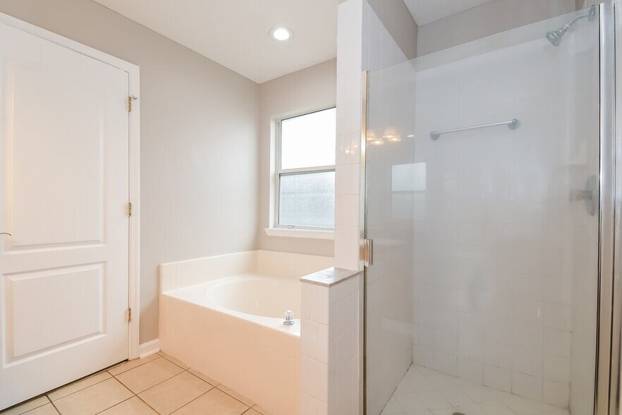 Building Photo - 1299 Summit Oaks Dr E