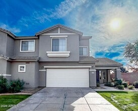 Building Photo - 1009 E Iris Dr