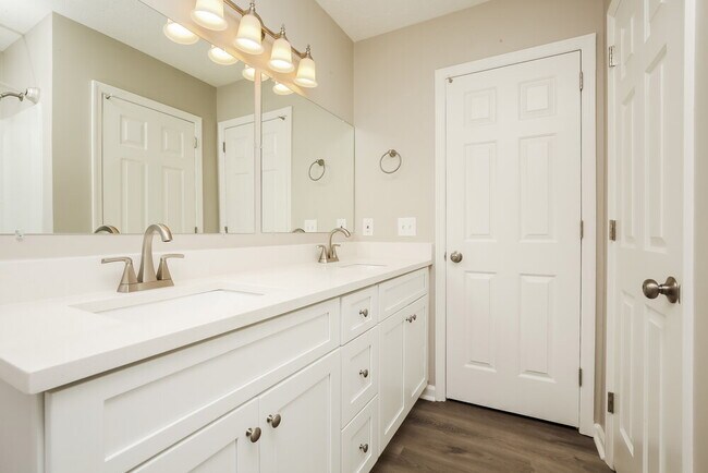 Building Photo - 125 Oak Leaf Dr