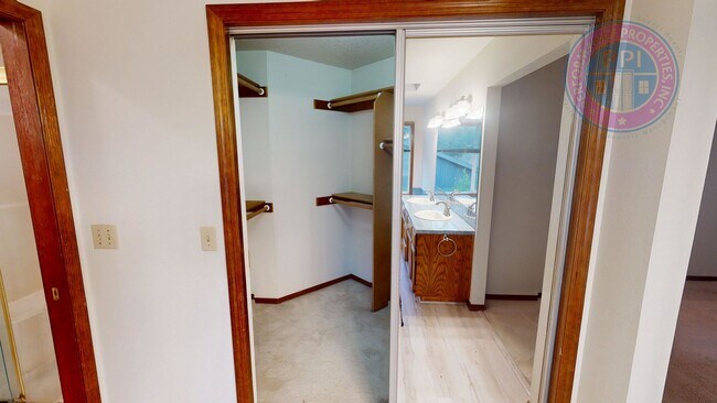 Building Photo - Room to Roam at Hidden Springs in West Linn! Pets OK!