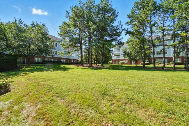 Building Photo - Move-in Ready: 2 Bedroom Condo!
