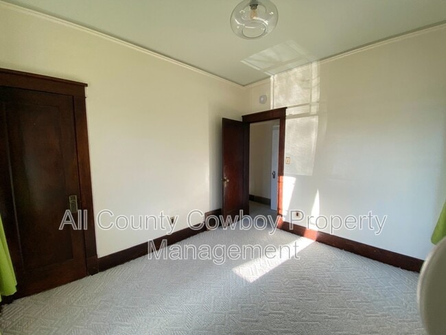 Building Photo - 623 E Lewis St