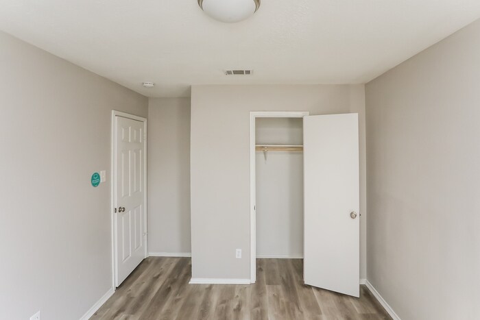 Building Photo - 6504 Pilgrim Ln