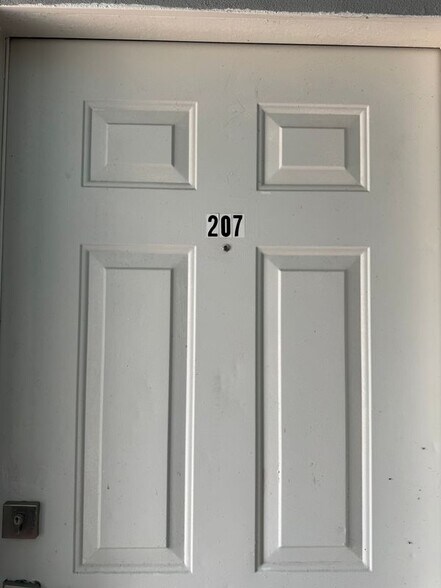 Building Photo - 1802 Oasis Dr