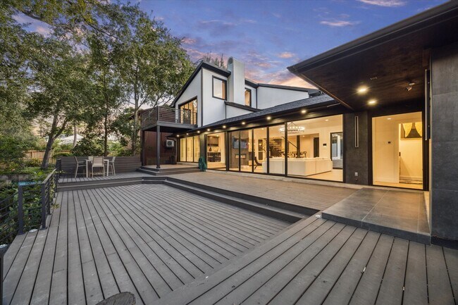 Building Photo - 203 Cove Creek Ln
