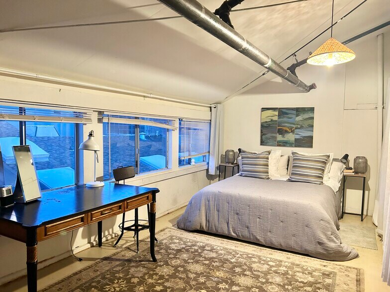 LOFT ROOM II - 2934 Ford St