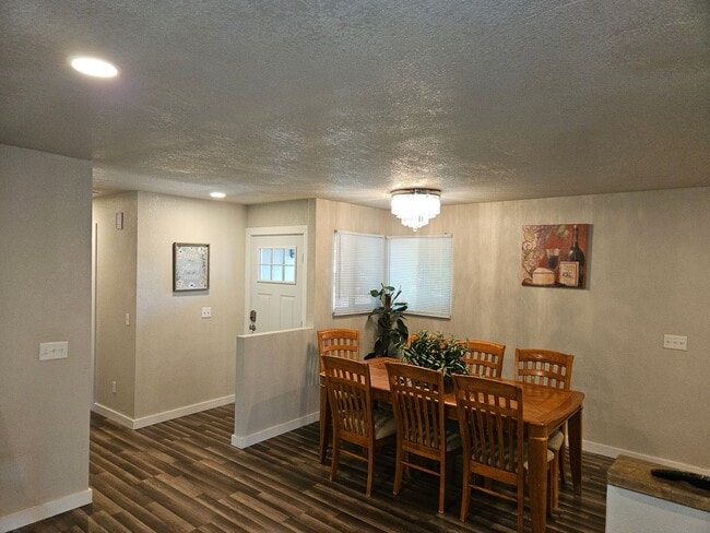Building Photo - LARGE 4 BEDROOM 3 BATH FULLY FURNISHED HOUSE