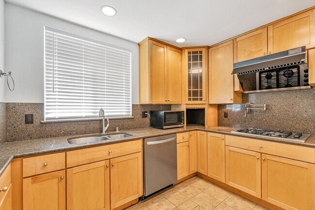 Building Photo - Beautifully Maintained 3-Bedroom Home l Hu...