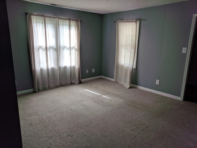 Building Photo - A great 3 bedroom, 1 bath with nice applia...