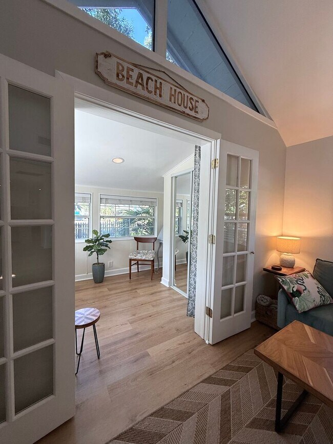 Building Photo - 2 Bedroom 2 Bath Annual Furnished Cottage ...