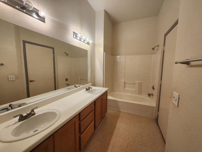 Building Photo - Cozy Condo in the Heart of Green Valley