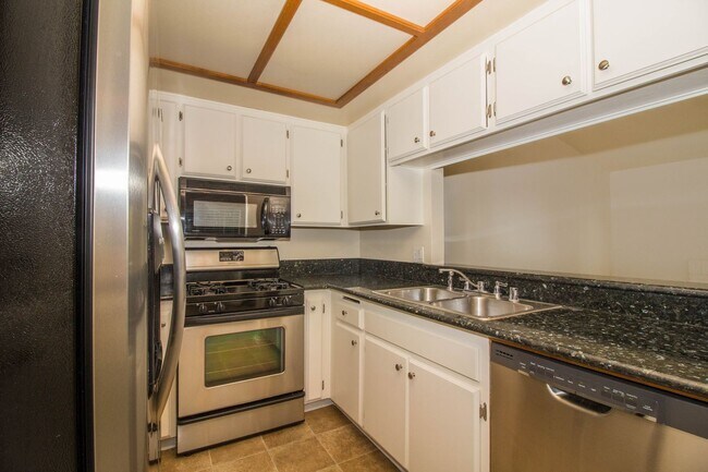 Building Photo - 2 Bedroom, 2 Bath Condo in Eastlake Shores