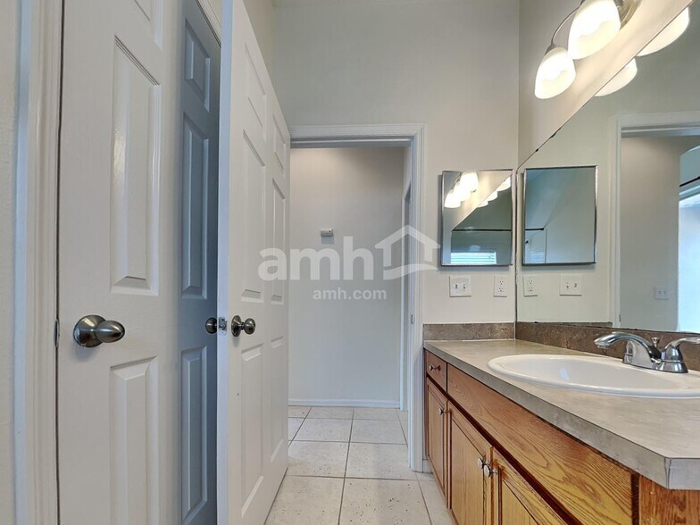 Building Photo - 4553 Marchmont Blvd