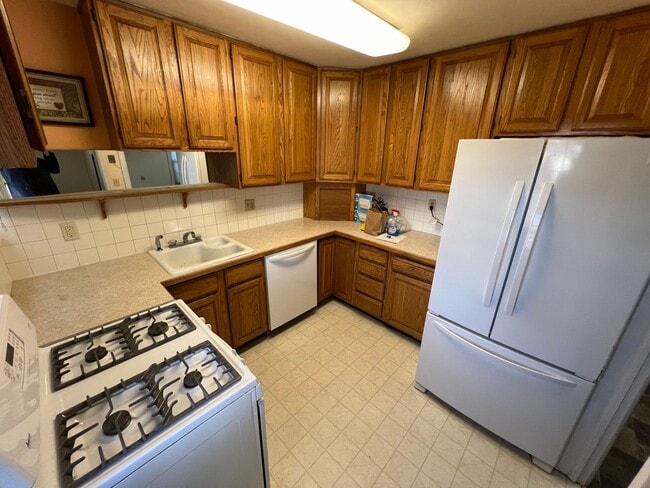 Building Photo - 3 Bed 2 Bath House