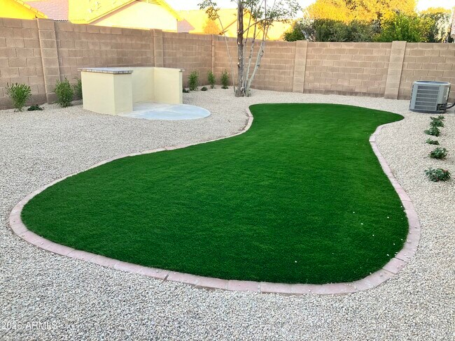 Building Photo - 2240 E Aire Libre Ave