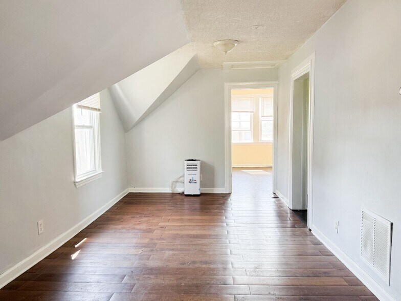 Building Photo - 3153 W 106th St