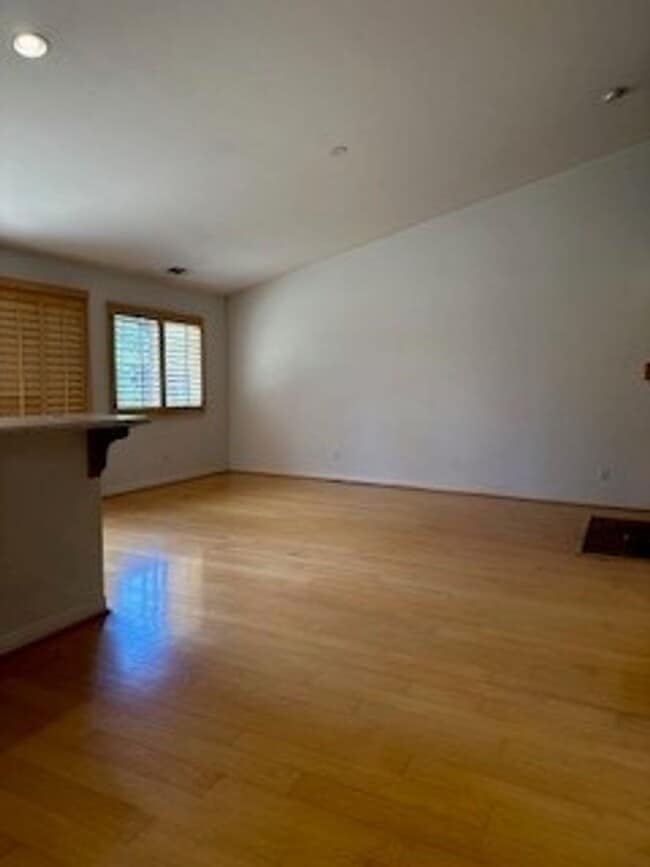 Building Photo - Beautiful Home
