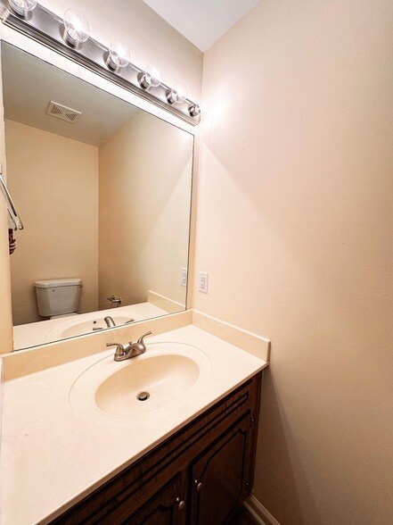 Building Photo - 108 Coyote Ct