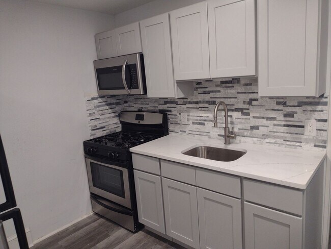 Building Photo - Refreshed 3BR/1BA Cozy Home with Porch & Fenced Yard!