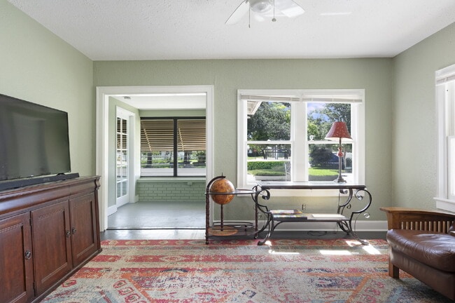 Building Photo - FLEXIBLE LEASE OPTIONS. CHARMING RENOVATED TWO BEDROOM TWO BATHROOM BUNGALOW JUST MINUTES TO DOWN...